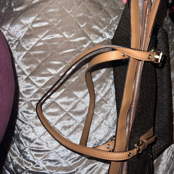 Micheal Kors signature tote - Picture 4 of 9